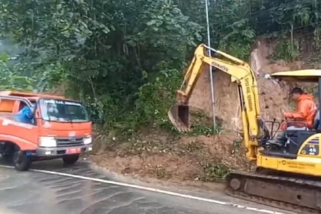 Banjir Bandang dan Longsor Terjang Ungaran Timur Semarang, Aktivitas Warga Lumpuh Banjir Bandang dan Longsor Terjang Ungaran Timur Semarang, Aktivitas Warga Lumpuh