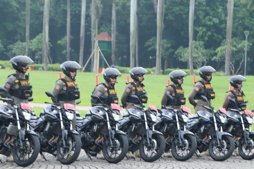 Satpol PP DKI Copot Atribut Parpol di Flyover: Membahayakan Pengendara Satpol PP DKI Copot Atribut Parpol di Flyover: Membahayakan Pengendara