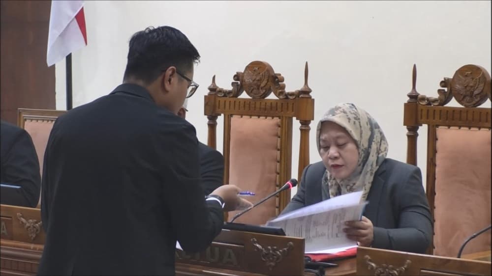 Sidang Sengketa Ijazah Jokowi di KIP Jateng Memanas, Pemohon dan Termohon Saling Adu Argumen Sidang Sengketa Ijazah Jokowi di KIP Jateng Memanas, Pemohon dan Termohon Saling Adu Argumen