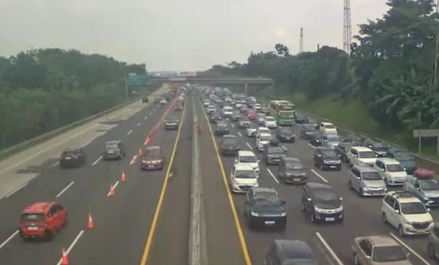 Contraflow Diberlakukan di KM 70-47 Tol Japek, Urai Kepadatan Arus Balik Lebaran Contraflow Diberlakukan di KM 70-47 Tol Japek, Urai Kepadatan Arus Balik Lebaran