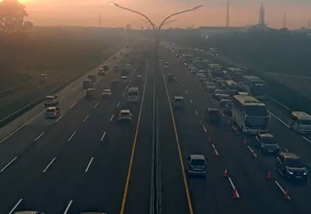 Antisipasi Macet, Contraflow di KM 70-47 Tol Japek Ditambah Jadi 2 Lajur Antisipasi Macet, Contraflow di KM 70-47 Tol Japek Ditambah Jadi 2 Lajur