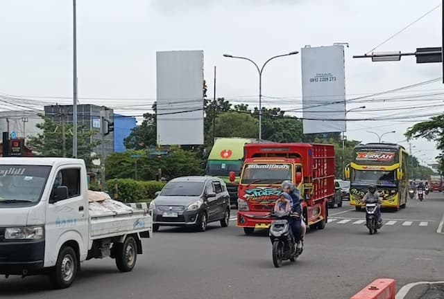 Jalur Pantura Cirebon Dipadati Pemudik dan Truk saat Puncak Arus Balik Lebaran Jalur Pantura Cirebon Dipadati Pemudik dan Truk saat Puncak Arus Balik Lebaran