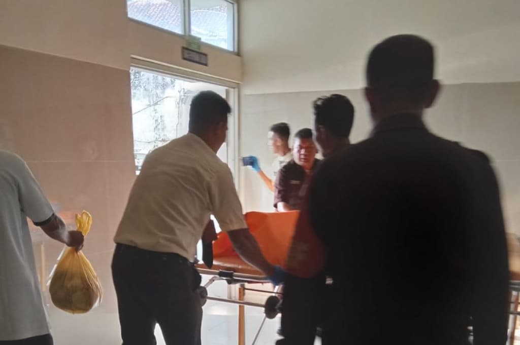 Isak Tangis Pecah saat Keluarga Jemput 6 Jenazah Korban Laka Maut Majalengka Isak Tangis Pecah saat Keluarga Jemput 6 Jenazah Korban Laka Maut Majalengka