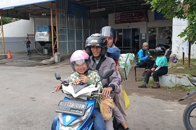 Kisah Pemudik Bonceng Istri dan 2 Anak, Pilih Naik Motor demi Hemat Biaya ke Jakarta Kisah Pemudik Bonceng Istri dan 2 Anak, Pilih Naik Motor demi Hemat Biaya ke Jakarta