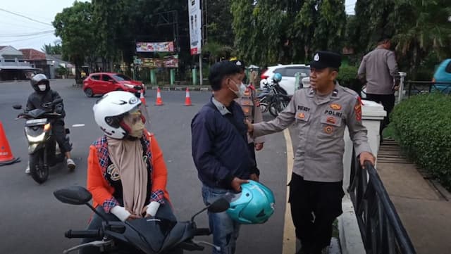 Puluhan Pemudik Nyasar di Pantura Cirebon, Terbawa Iring-iringan Wisata Warga Lokal Puluhan Pemudik Nyasar di Pantura Cirebon, Terbawa Iring-iringan Wisata Warga Lokal