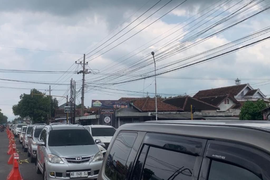 Puncak Arus Balik Lebaran, Ribuan Kendaraan Tinggalkan Ponorogo Menuju Madiun Puncak Arus Balik Lebaran, Ribuan Kendaraan Tinggalkan Ponorogo Menuju Madiun