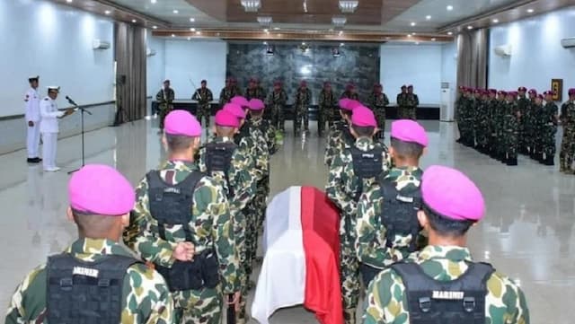 Berduka, Pangkormar Pimpin Upacara Pelepasan Jenazah 2 Marinir Gugur Diserang KKB Berduka, Pangkormar Pimpin Upacara Pelepasan Jenazah 2 Marinir Gugur Diserang KKB