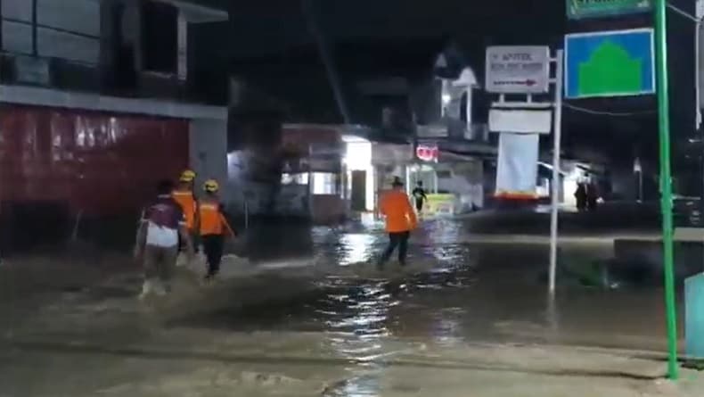 Banjir Rendam Ratusan Rumah di Brebes, Akses Pejagan–Prupuk Menuju Purwokerto Ditutup Banjir Rendam Ratusan Rumah di Brebes, Akses Pejagan–Prupuk Menuju Purwokerto Ditutup