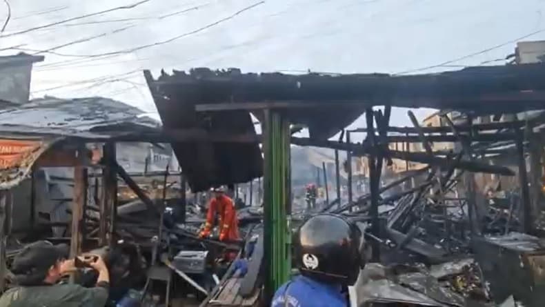 Kebakaran Hebat di Pasar Segiri Samarinda, 44 Kios dan Ruko Hangus Dilalap Api Kebakaran Hebat di Pasar Segiri Samarinda, 44 Kios dan Ruko Hangus Dilalap Api