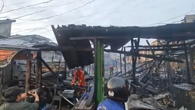 Kebakaran Hebat di Pasar Segiri Samarinda, 44 Kios dan Ruko Hangus Dilalap Api Kebakaran Hebat di Pasar Segiri Samarinda, 44 Kios dan Ruko Hangus Dilalap Api