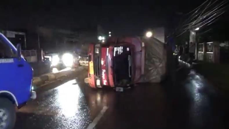Kecelakaan Beruntun Dini Hari di Jombang, Diduga akibat Kondisi Jalan Gelap Kecelakaan Beruntun Dini Hari di Jombang, Diduga akibat Kondisi Jalan Gelap