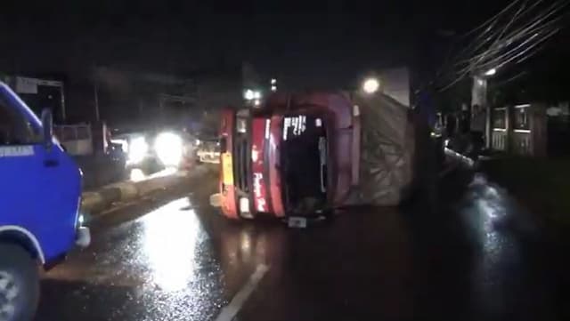 Kecelakaan Beruntun Dini Hari di Jombang, Diduga akibat Kondisi Jalan Gelap Kecelakaan Beruntun Dini Hari di Jombang, Diduga akibat Kondisi Jalan Gelap