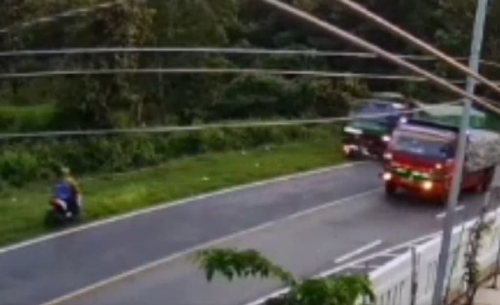 Kecelakaan Maut Truk Tronton Seruduk 2 Motor di Bangkalan, 1 Tewas 2 Luka-Luka Kecelakaan Maut Truk Tronton Seruduk 2 Motor di Bangkalan, 1 Tewas 2 Luka-Luka