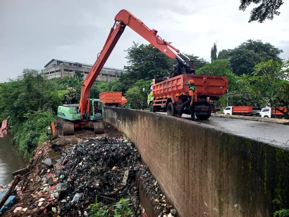 Viral Mobil DLH Disebut Buang Sampah ke Kali Pesanggrahan, Ini Penjelasan Pemprov DKI Viral Mobil DLH Disebut Buang Sampah ke Kali Pesanggrahan, Ini Penjelasan Pemprov DKI