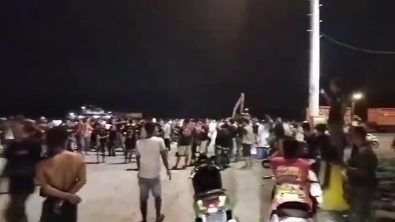 Antre Berhari-hari di Pelabuhan Lampung Selatan, Sopir Truk Nyaris Bentrok Antre Berhari-hari di Pelabuhan Lampung Selatan, Sopir Truk Nyaris Bentrok