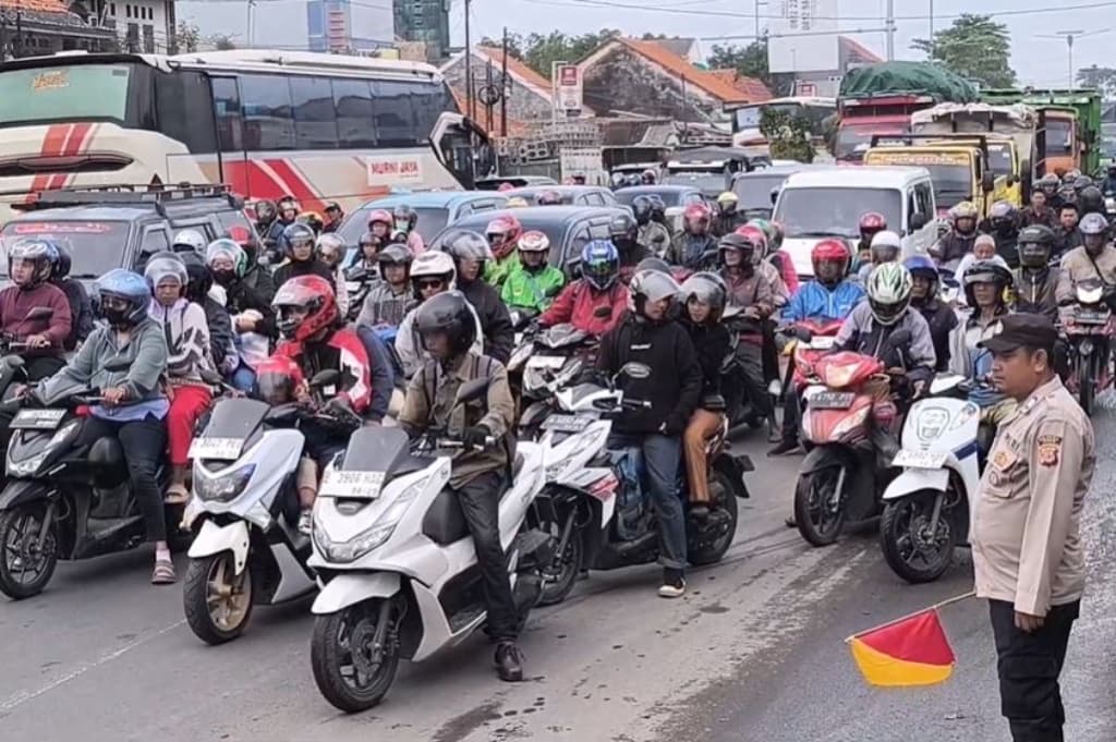Pantura Cirebon Lumpuh Imbas One Way Tol Cipali, Kendaraan Terjebak Kemacetan 5 Km Pantura Cirebon Lumpuh Imbas One Way Tol Cipali, Kendaraan Terjebak Kemacetan 5 Km