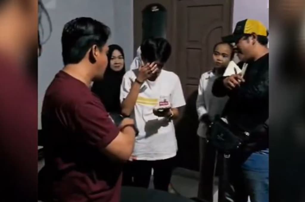 Takut Dimarahi Istri Saldo Berkurang Rp18 Juta, ASN Ngaku Jadi Korban Rampok Pecah Kaca Takut Dimarahi Istri Saldo Berkurang Rp18 Juta, ASN Ngaku Jadi Korban Rampok Pecah Kaca