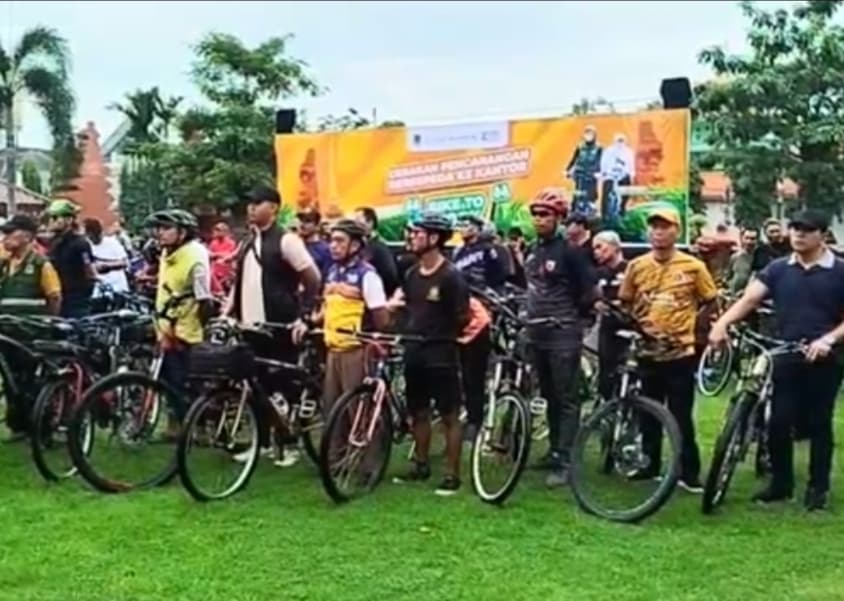 Hemat BBM, Wali Kota Mojokerto Wajibkan Seluruh ASN Pakai Sepeda tiap Jumat Hemat BBM, Wali Kota Mojokerto Wajibkan Seluruh ASN Pakai Sepeda tiap Jumat