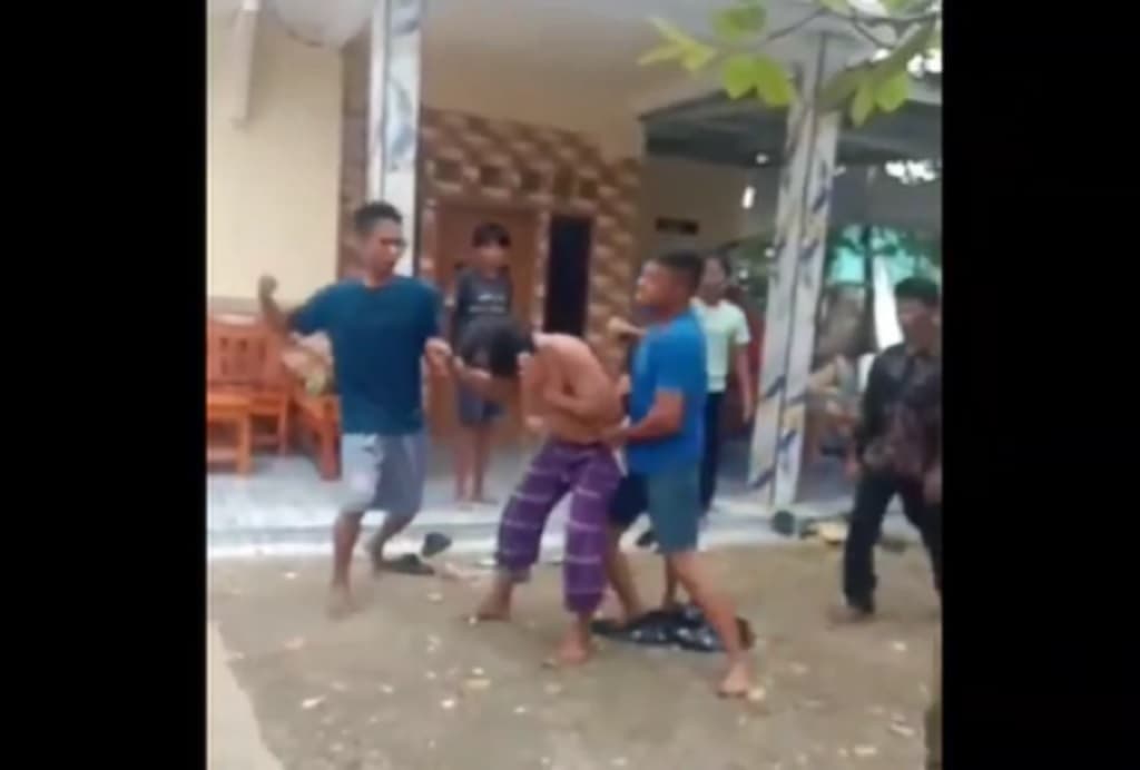 Oknum Ustaz di Karawang Dihajar Warga usai Tepergok Tiduri Istri Orang Oknum Ustaz di Karawang Dihajar Warga usai Tepergok Tiduri Istri Orang