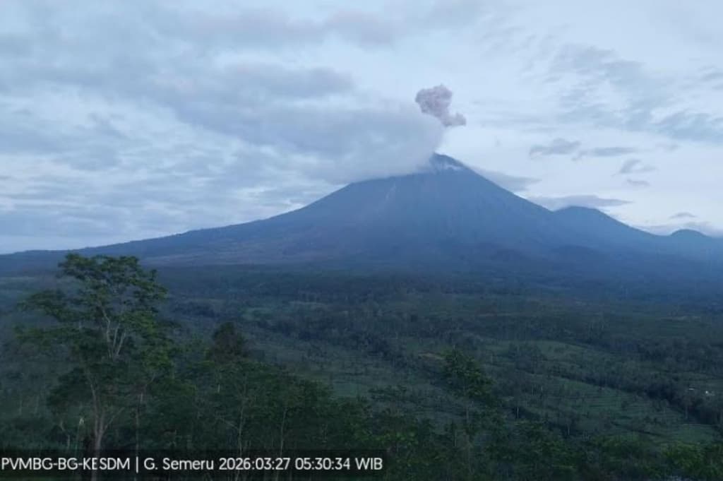 Gunung Semeru Meletus 2 Kali Hari Ini, Semburkan Abu Vulkanis Setinggi 1.000 Meter Gunung Semeru Meletus 2 Kali Hari Ini, Semburkan Abu Vulkanis Setinggi 1.000 Meter