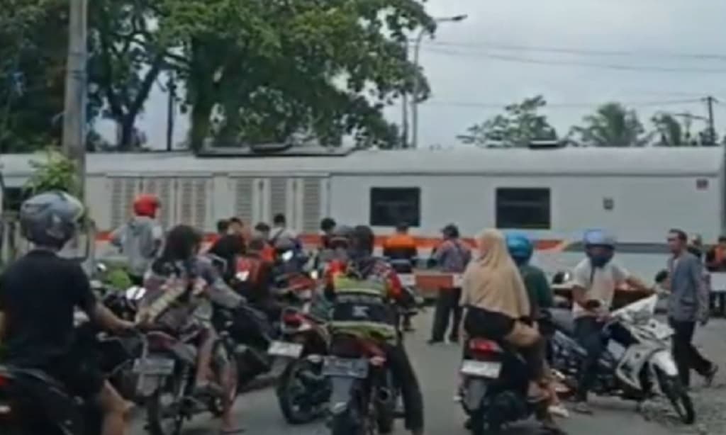 KA Kamandaka Mogok di Pintu Pelintasan Purwokerto, Jalur Mudik Macet Total KA Kamandaka Mogok di Pintu Pelintasan Purwokerto, Jalur Mudik Macet Total