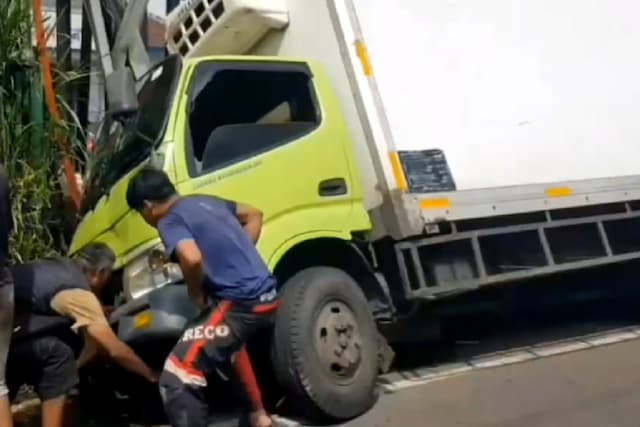 Kecelakaan Maut Mobil Boks Tabrak Pejalan Kaki dan Jukir di Jalur Nagreg, 1 Tewas Kecelakaan Maut Mobil Boks Tabrak Pejalan Kaki dan Jukir di Jalur Nagreg, 1 Tewas