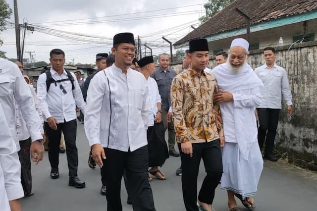 Wapres Gibran Kunjungi Ponpes Annajah Boyolali, Bagikan Alat Tulis hingga Sarung Wapres Gibran Kunjungi Ponpes Annajah Boyolali, Bagikan Alat Tulis hingga Sarung