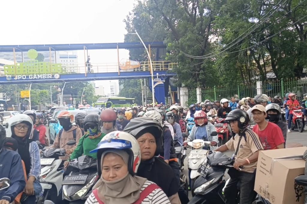 Ada Bagi-Bagi Sembako di Monas, Parkiran Stasiun Gambir Langsung Penuh Ada Bagi-Bagi Sembako di Monas, Parkiran Stasiun Gambir Langsung Penuh
