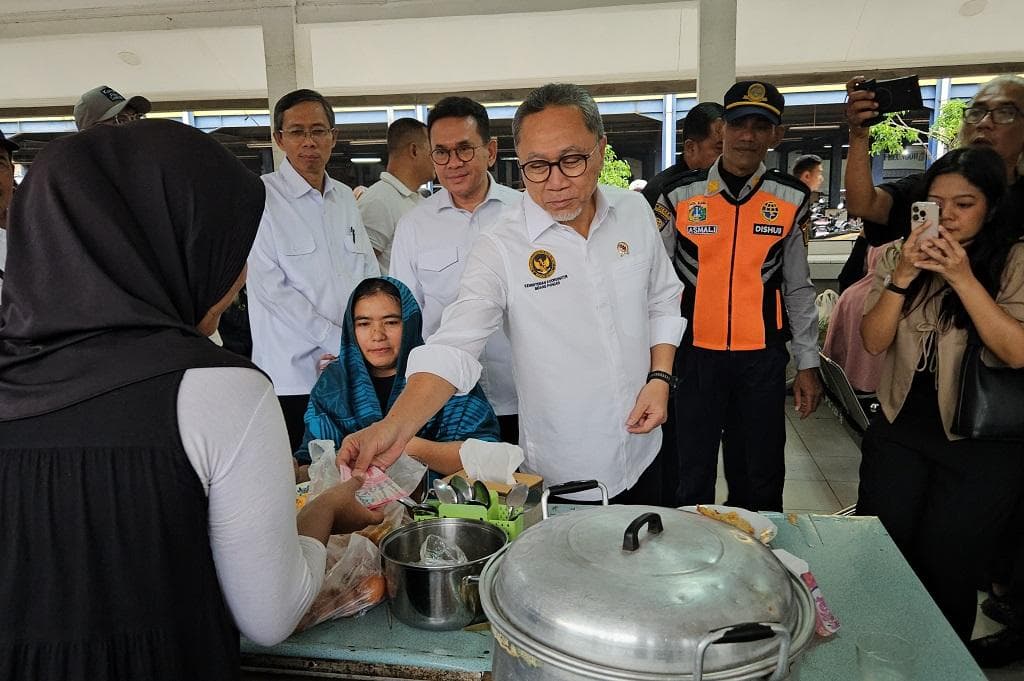 Harga Plastik Melonjak Bikin Pedagang Menjerit, Zulhas Ungkap Penyebabnya Harga Plastik Melonjak Bikin Pedagang Menjerit, Zulhas Ungkap Penyebabnya