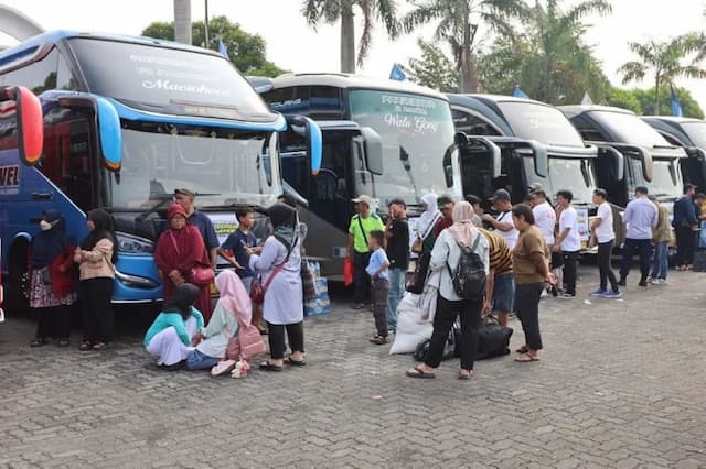 Gratis! 4.181 Warga Jateng Kembali ke Perantauan Naik 84 Bus Disiapkan Pemprov Gratis! 4.181 Warga Jateng Kembali ke Perantauan Naik 84 Bus Disiapkan Pemprov