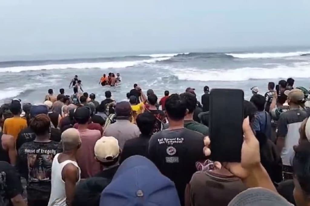 Tragis! Wisatawan Tewas Terseret Ombak Pantai Paseban Jember, Evakuasi Dramatis Tragis! Wisatawan Tewas Terseret Ombak Pantai Paseban Jember, Evakuasi Dramatis