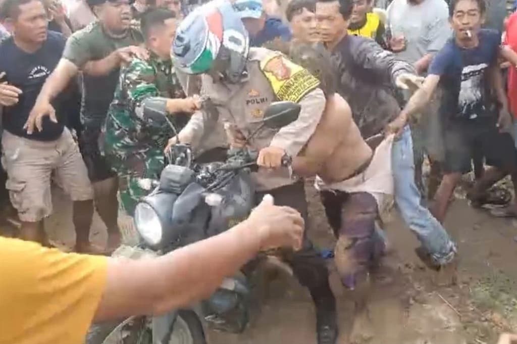 Pria Mengaku Duda di Karawang Diduga Selingkuhi Istri Orang, Berujung Diamuk Warga Pria Mengaku Duda di Karawang Diduga Selingkuhi Istri Orang, Berujung Diamuk Warga