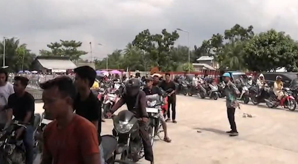 Antrean BBM di SPBU Rokan Hilir Mengular 2 Km, Ini Penyebabnya Antrean BBM di SPBU Rokan Hilir Mengular 2 Km, Ini Penyebabnya