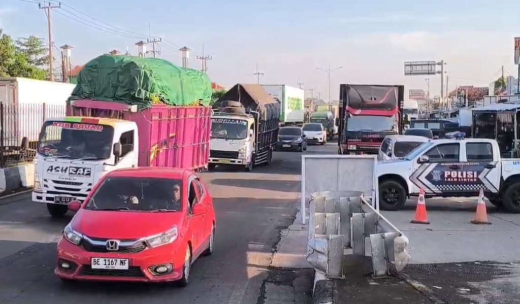 Jalur Pantura Cirebon Macet Horor 3 Km Imbas One Way Tol Cipali Jalur Pantura Cirebon Macet Horor 3 Km Imbas One Way Tol Cipali