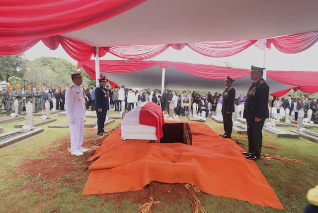 Detik-Detik Pemakaman Jenazah Eks Menhan Juwono Sudarsono di TMP Kalibata Detik-Detik Pemakaman Jenazah Eks Menhan Juwono Sudarsono di TMP Kalibata