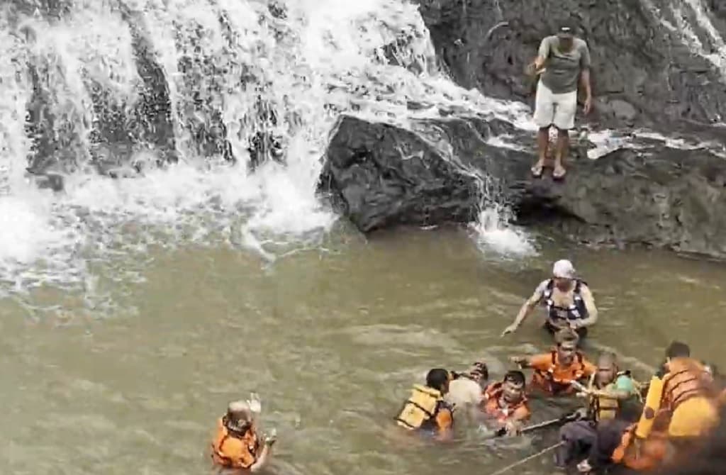 Tragis! Niat Tolong Teman, 2 Remaja Tewas Tenggelam di Air Terjun Watu Bobot Jepara Tragis! Niat Tolong Teman, 2 Remaja Tewas Tenggelam di Air Terjun Watu Bobot Jepara