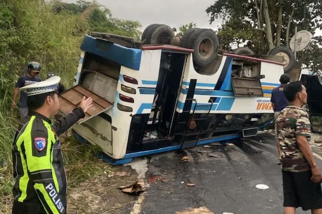 Kecelakaan Bus Terguling di Tepi Danau Ranau OKU Selatan, 28 Penumpang Terluka Kecelakaan Bus Terguling di Tepi Danau Ranau OKU Selatan, 28 Penumpang Terluka