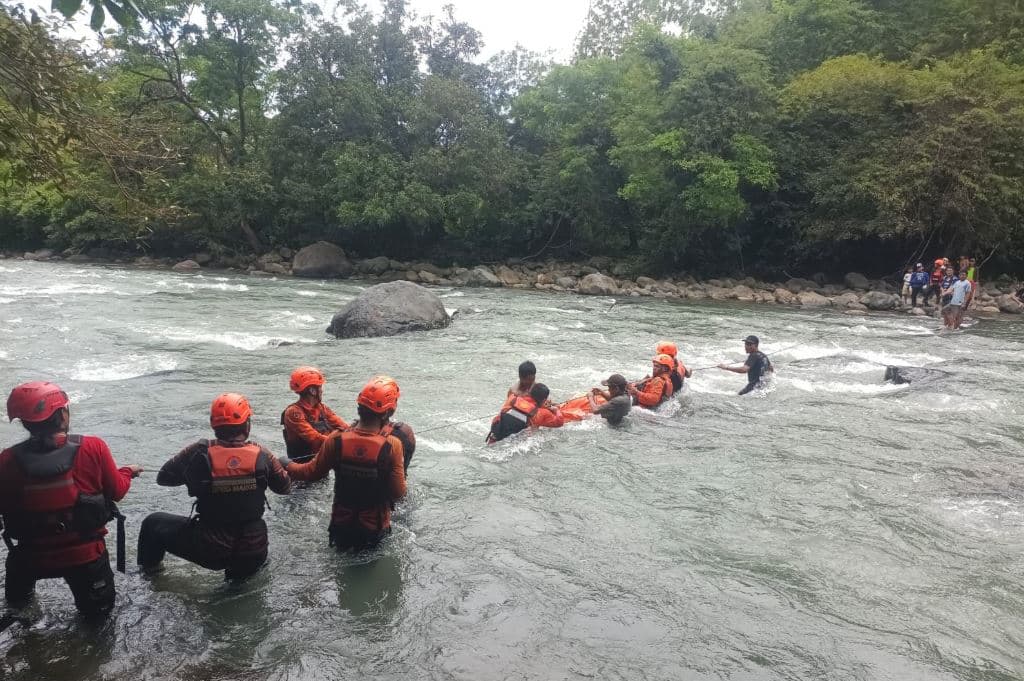2 Mahasiswa Hilang di Sungai Kalimborang Maros, 1 Korban Ditemukan Tewas 2 Mahasiswa Hilang di Sungai Kalimborang Maros, 1 Korban Ditemukan Tewas