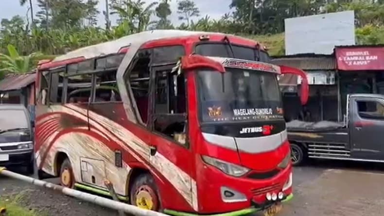 Minibus Rombongan Seni Warok Masuk Jurang di Batang, 9 Orang Luka-luka Minibus Rombongan Seni Warok Masuk Jurang di Batang, 9 Orang Luka-luka