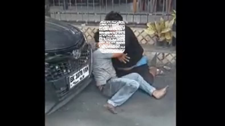 Viral! Baku Hantam Antarsopir di Jalinsum Kotapinang Labusel hingga Timbulkan Kemacetan Viral! Baku Hantam Antarsopir di Jalinsum Kotapinang Labusel hingga Timbulkan Kemacetan