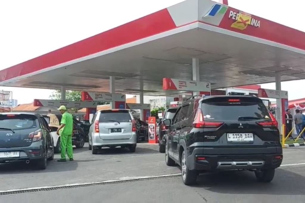 Ramai Isu Harga BBM Naik, Warga Surabaya Rela Antre di SPBU Mengaku Takut Kehabisan Ramai Isu Harga BBM Naik, Warga Surabaya Rela Antre di SPBU Mengaku Takut Kehabisan