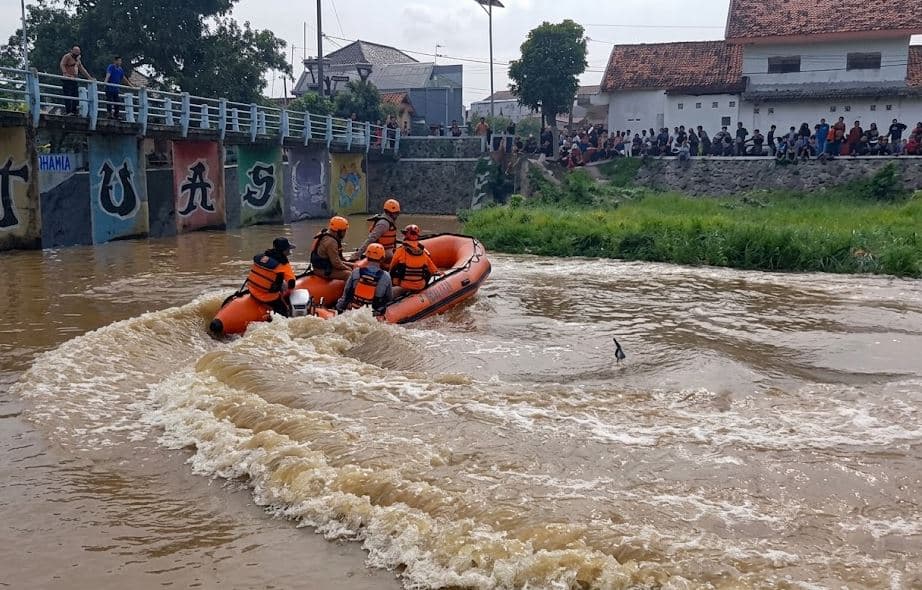 Bangkalan Geger, Ibu dan Anak Hilang di Sungai Tonjung Diduga Nekat Menceburkan Diri Bangkalan Geger, Ibu dan Anak Hilang di Sungai Tonjung Diduga Nekat Menceburkan Diri
