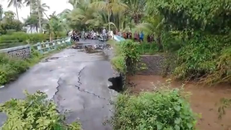 Hujan Deras, 2 Jembatan di Bondowoso Retak dan Ambles Hujan Deras, 2 Jembatan di Bondowoso Retak dan Ambles
