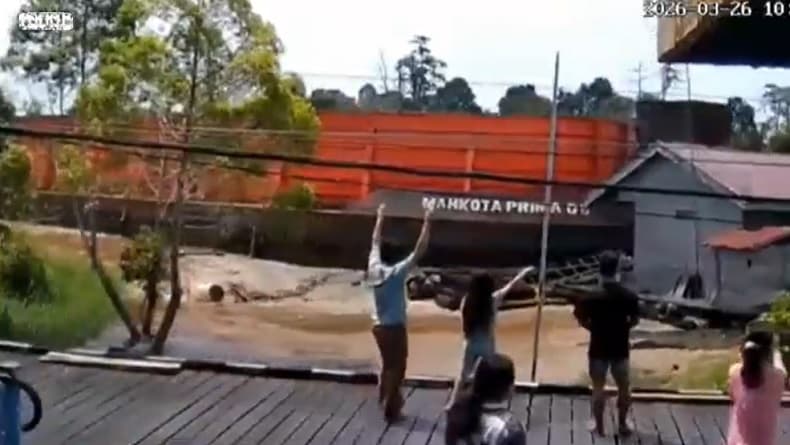 Mengerikan! Detik-Detik Tongkang Tabrak Rumah di Sungai Mahakam Terekam CCTV, Warga Histeris Mengerikan! Detik-Detik Tongkang Tabrak Rumah di Sungai Mahakam Terekam CCTV, Warga Histeris