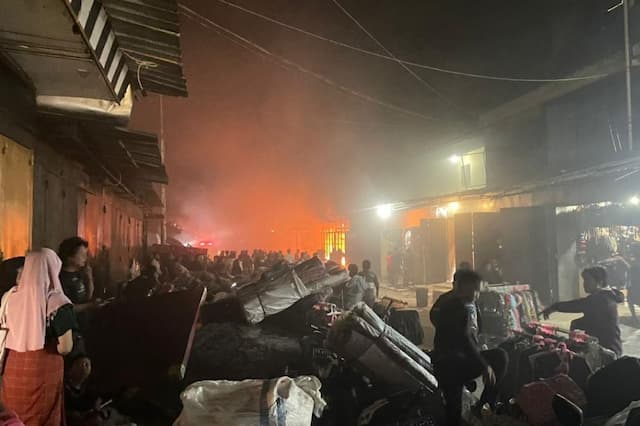 Kebakaran Hebat Hanguskan 4 Ruko di Wamena, 11 Orang Tewas Kebakaran Hebat Hanguskan 4 Ruko di Wamena, 11 Orang Tewas