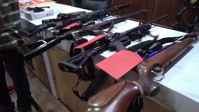 2 Orang Ditangkap di Jember, Miliki Senpi Rakitan dan Nekat Jual Narkoba secara Terbuka 2 Orang Ditangkap di Jember, Miliki Senpi Rakitan dan Nekat Jual Narkoba secara Terbuka