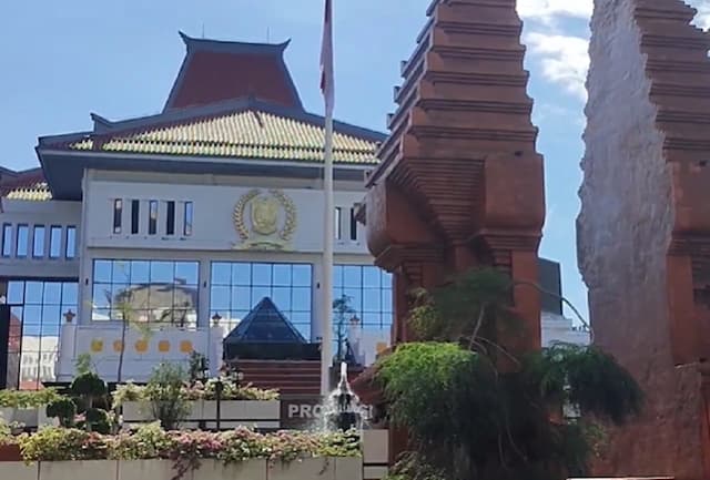 Efisiensi BBM, DPRD Jawa Timur Resmi Berlakukan WFH bagi ASN Setiap Rabu Efisiensi BBM, DPRD Jawa Timur Resmi Berlakukan WFH bagi ASN Setiap Rabu