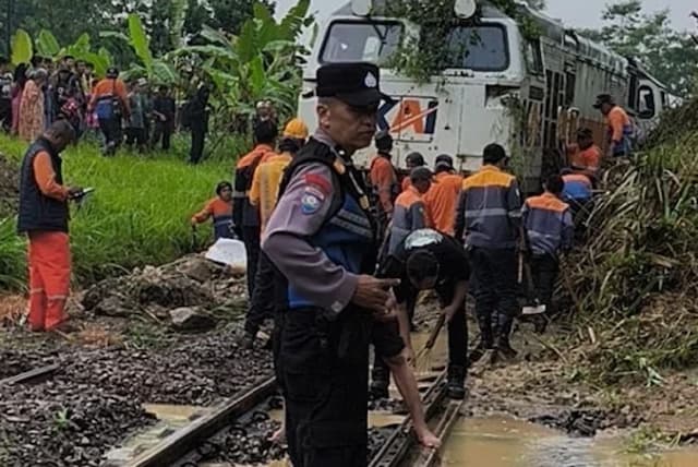 KA Ciremai Terjebak Longsor di Bandung Barat, 500 Penumpang Dievakuasi KA Ciremai Terjebak Longsor di Bandung Barat, 500 Penumpang Dievakuasi