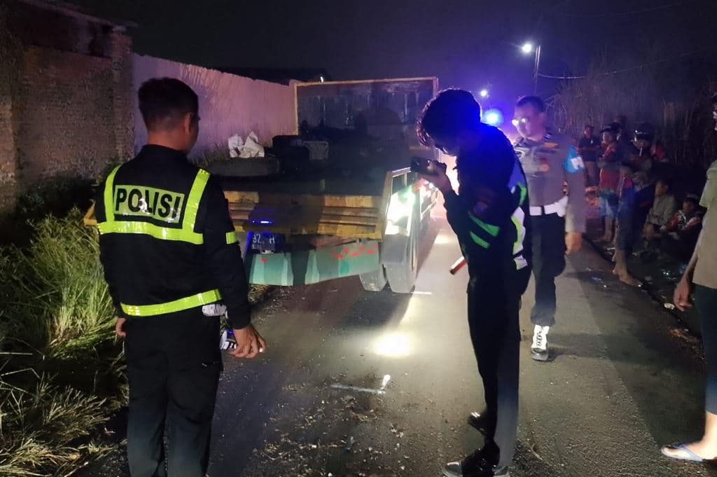 Kecelakaan Maut di Jombang, Ibu dan Anak Tewas Tabrak Truk Parkir Kecelakaan Maut di Jombang, Ibu dan Anak Tewas Tabrak Truk Parkir