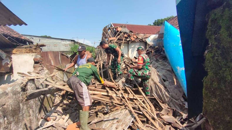 Atap Rumah di Kediri Roboh Diterjang Hujan Deras, Petugas Bantu Bersihkan Puing Bangunan Atap Rumah di Kediri Roboh Diterjang Hujan Deras, Petugas Bantu Bersihkan Puing Bangunan